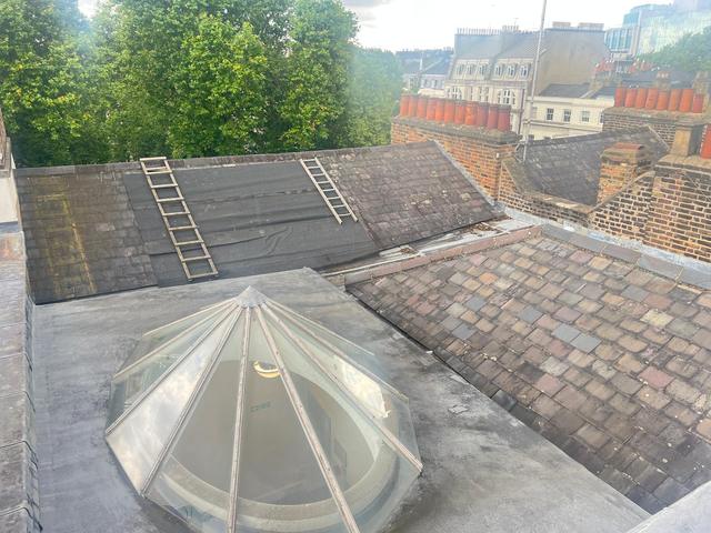 Flat roof with a glazed roof lantern